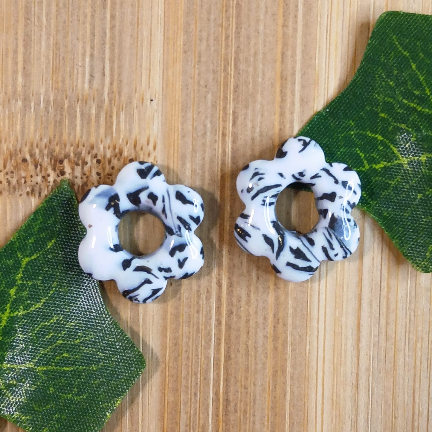 Pampilles petites fleurs - Blanche & Noire à motif vache