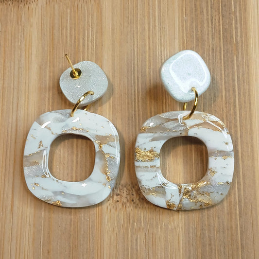 Boucles d’oreilles – Doré à base blanche