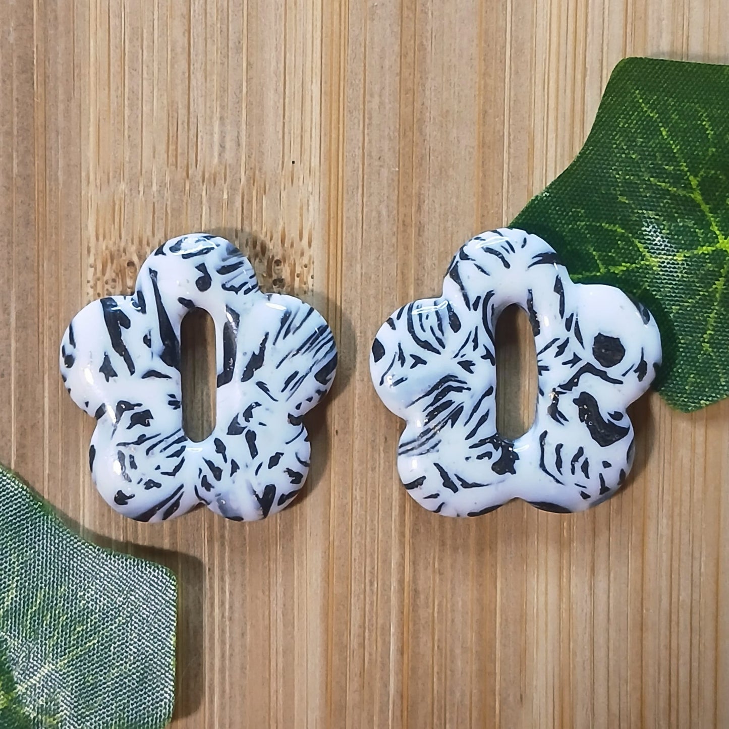 Pampilles fleurs  - Blanche & Noire à motif vache